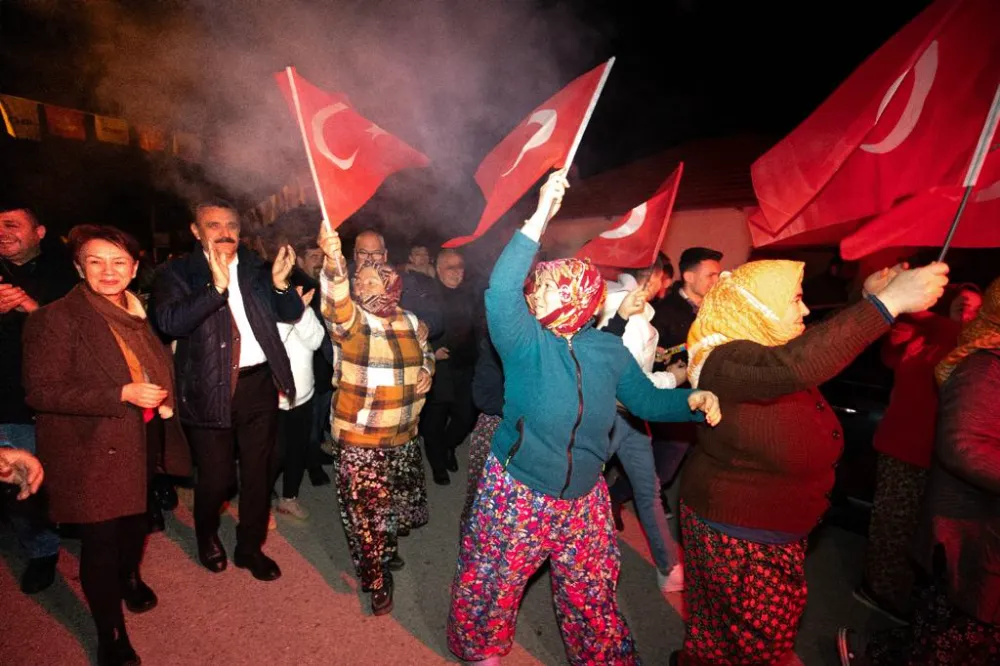 Dikili Belediye Başkanı Kırgöz, 1200 araçlı konvoyla Deliktaş’ta seçim startını verdi.