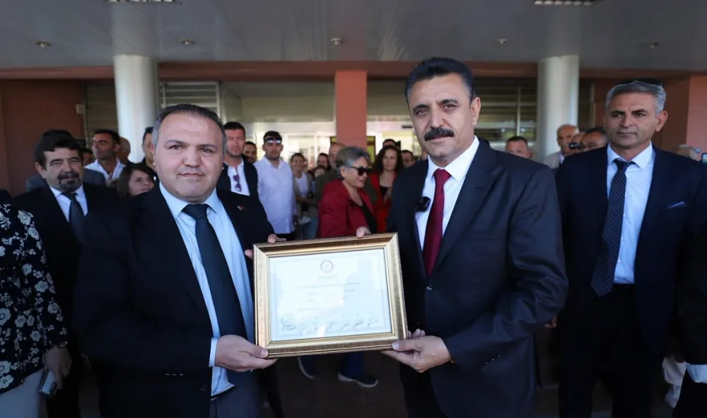 Dikili Belediye Başkanı Adil Kırgöz Mazbatasını Aldı.
