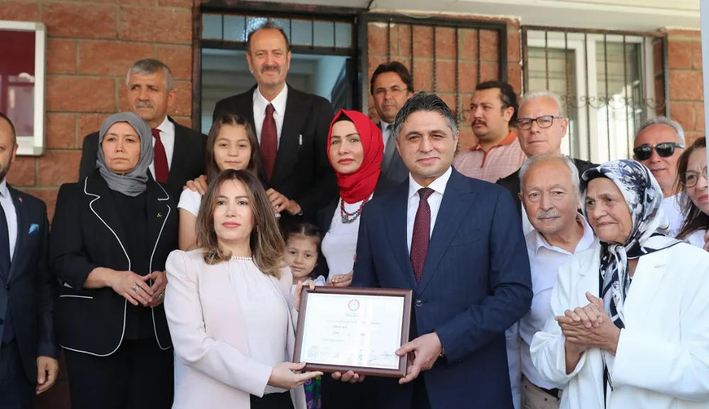 Aliağa Belediye Başkanı Serkan Acar, mazbatasını aldı.